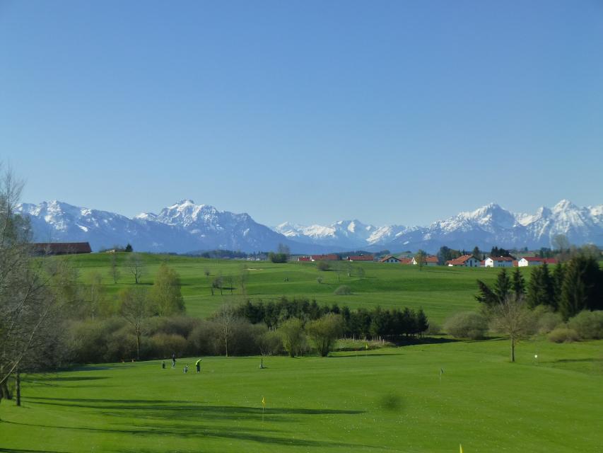 Golfplatz mit Blick aufs Alpenpanorama