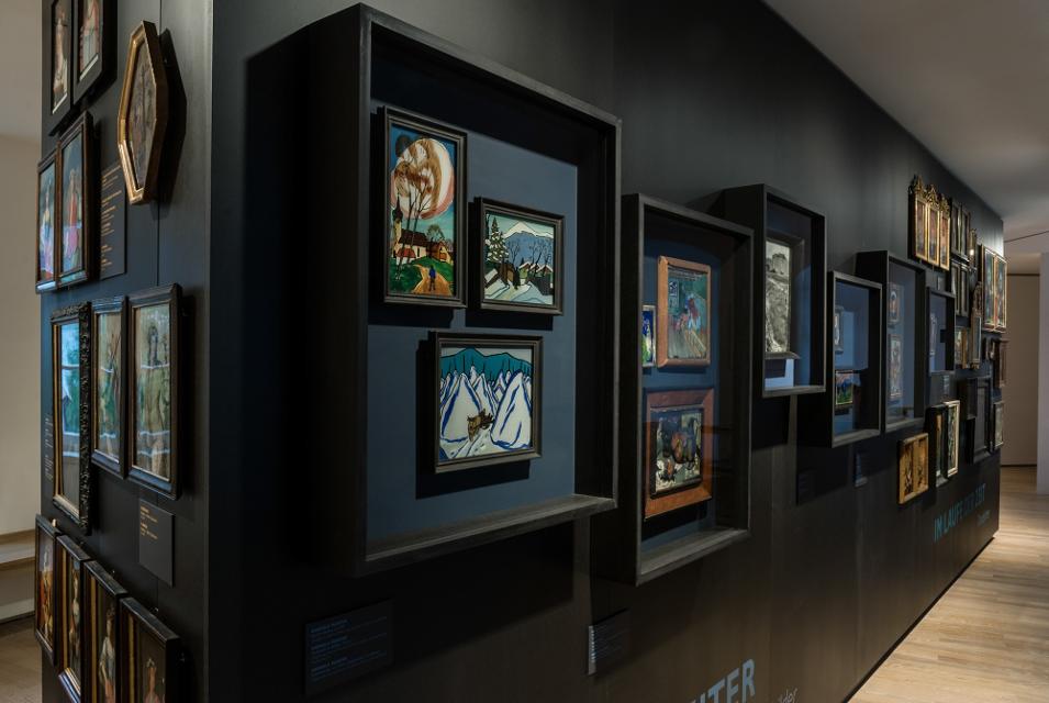 Die gesamte Wand im Museum ist komplett mit Hinterglasbildern behängt.