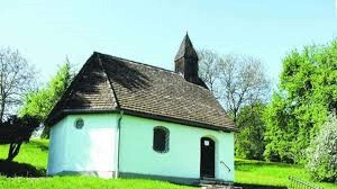 Die Kapelle ist nach dem Bildhauer Bartholomäus Steinle benannt. Er wurde um 1580 im Steinlehof geboren und zog von dort in die Welt hinaus. Unter seiner Leitung wurde unter anderem die Stadtpfarrkirche Mariä Himmelfahrt in Weilheim gebaut.