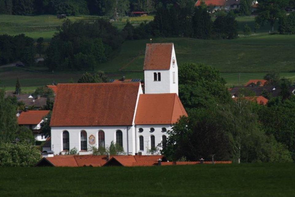 Bedeutende Dorfkirche des 18. Jh., wunderbarer Ausblick vom Schwalbenstein (744 Meter). Zutritt durch Gitter versperrt. Schlüssel im Pfarrhof.