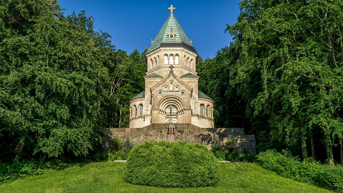 Den Grundstein zum Bau der Votivkapelle legte der Prinzregent Luitpold am 10. Todestag des Königs im Juni 1896. Vier Jahre später konnte die im neuromanischen Stil gebaute Kirche eingeweiht werden. 