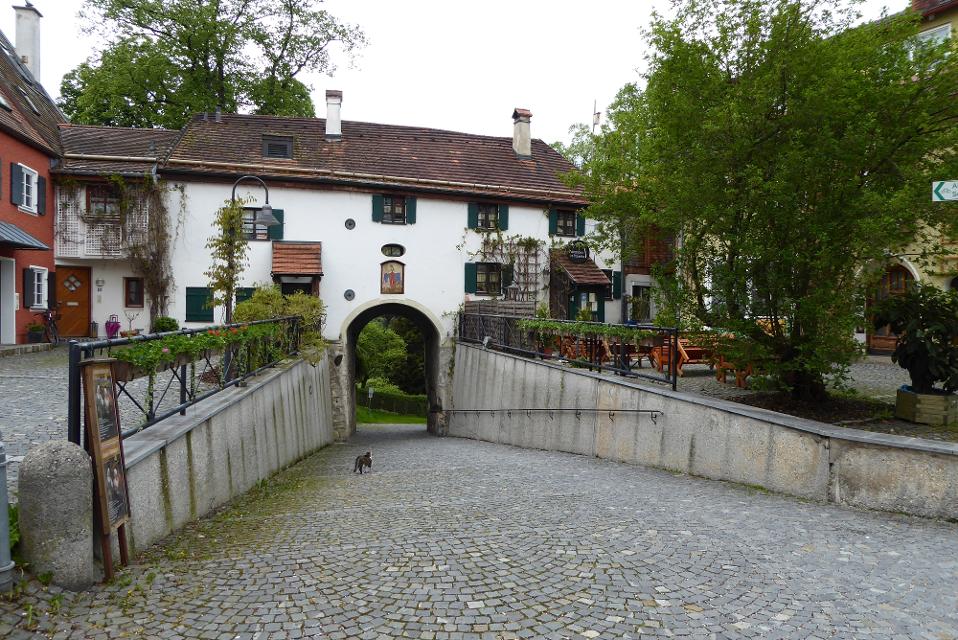 The Frauentor is a gate in the historic, almost completely preserved town wall of Schongau. It allows access to the old town of Schongau from the west. Audio commentary on Station 6, Frauentor