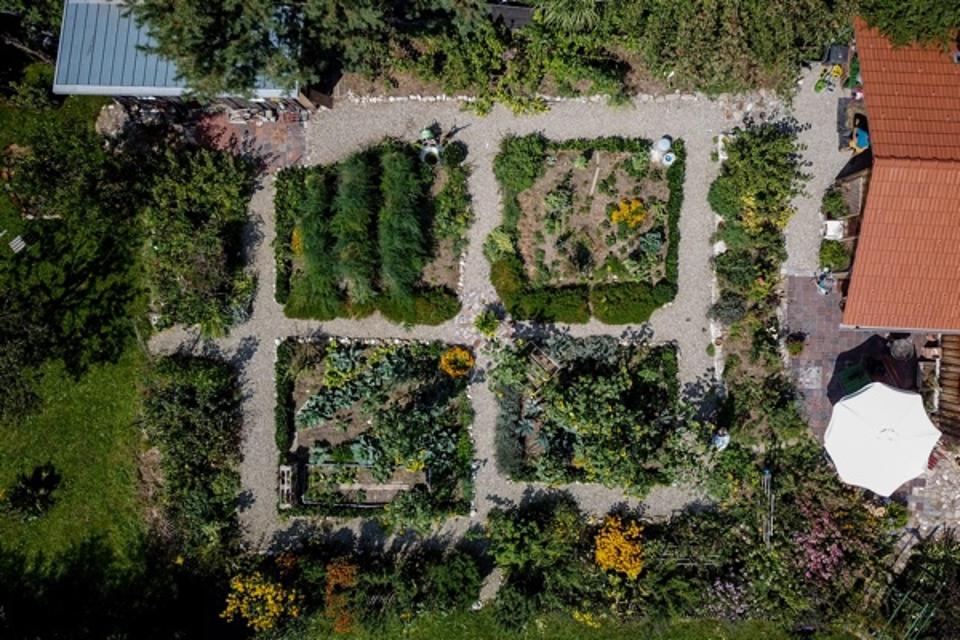 Der Blick geht von oben direkt nach unten und zeigt das Areal der Gartenanlage mit all seinen einzelnen quadratischen Beeten.