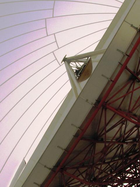 Der Betrachter befindet sich im Inneren des Radoms mit der ehemaligen Hülle und blickt nach Oben zum Antennenspiegel.