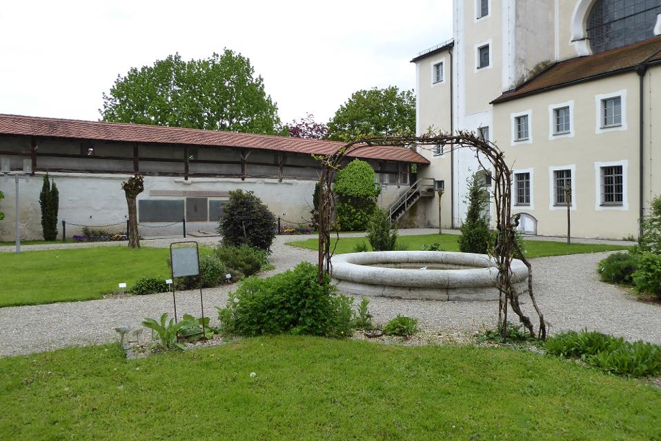 Im Innenhof des ehemaligen Klosters sieht man einen Steinbrunnen und einen Abschnitt der mittelalterlichen Stadtmauer mit Wehrgang.
