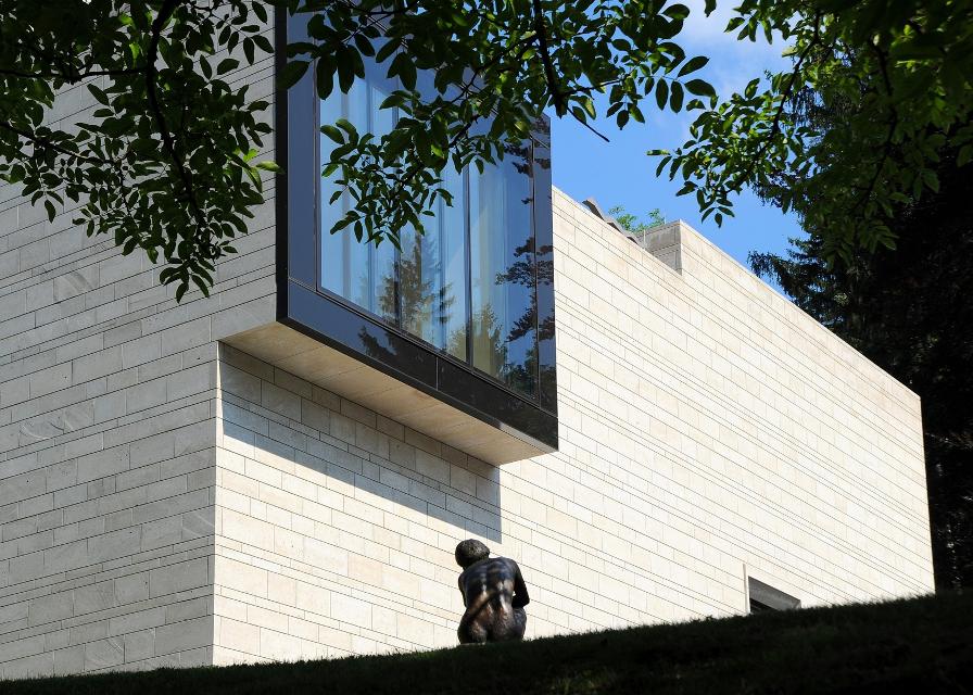 Der Betrachter blickt von Außen auf ein Außenfenster der Fassade vom modernen Museum.