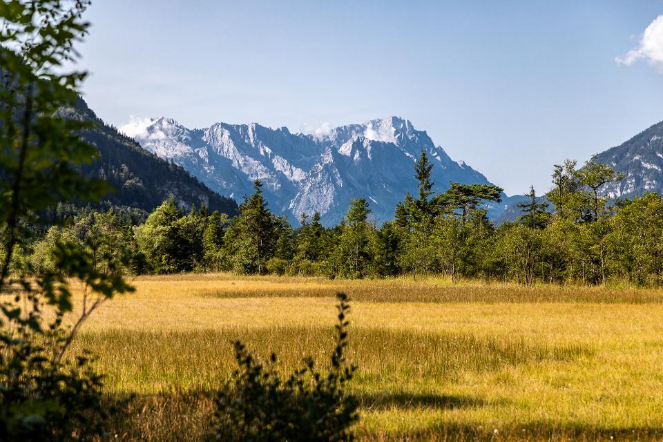 Blickt man aus der Murnauer Region in Richtung Zugspitze, sticht im Vordergrund der Felszacken des Ettaler Manndl sofort ins Auge.