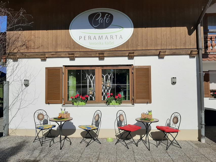 Idyllisch ländlich gelegen, mit herrlichstem Alpenpanorama und den prächtigsten Kuchen und Torten weit und breit ausgestattet ist das Café Peramarta zurecht ein sehr lohnendes Ausflugsziel.