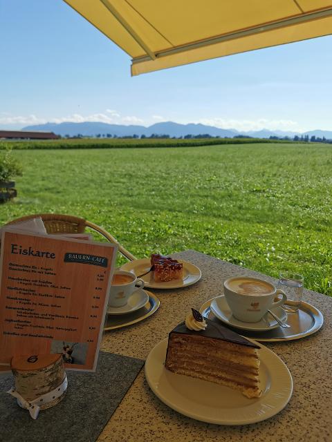 Inmitten herrlicher Naturlandschaft liegt dieses Café direkt am Radweg und bietet nebs köstlichem Kaffee und Kuchen ein reizvolles Panorama.