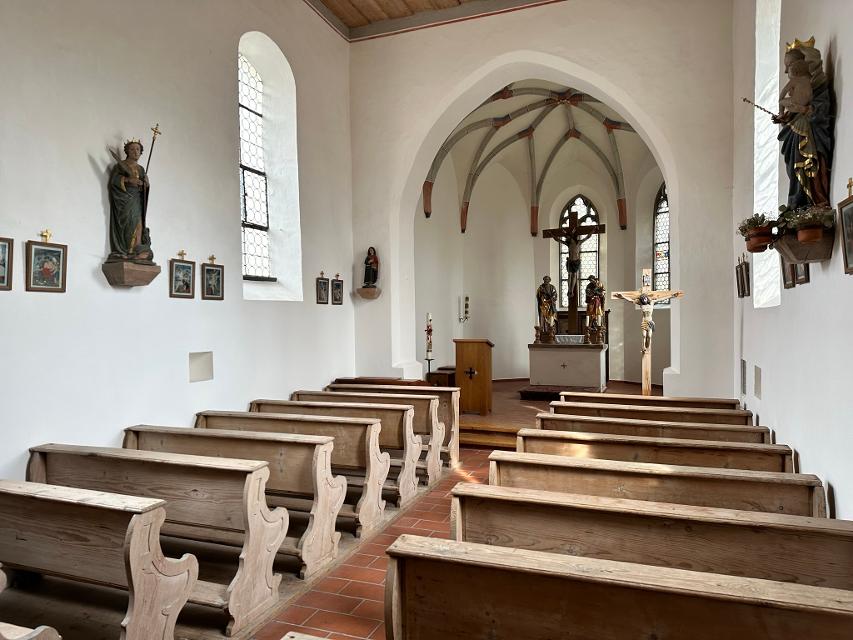 Die Peter- und Paul-Kapelle im Schongauer Ortsteil Dornau vereint romanische, gotische und barocke Stilelemente.