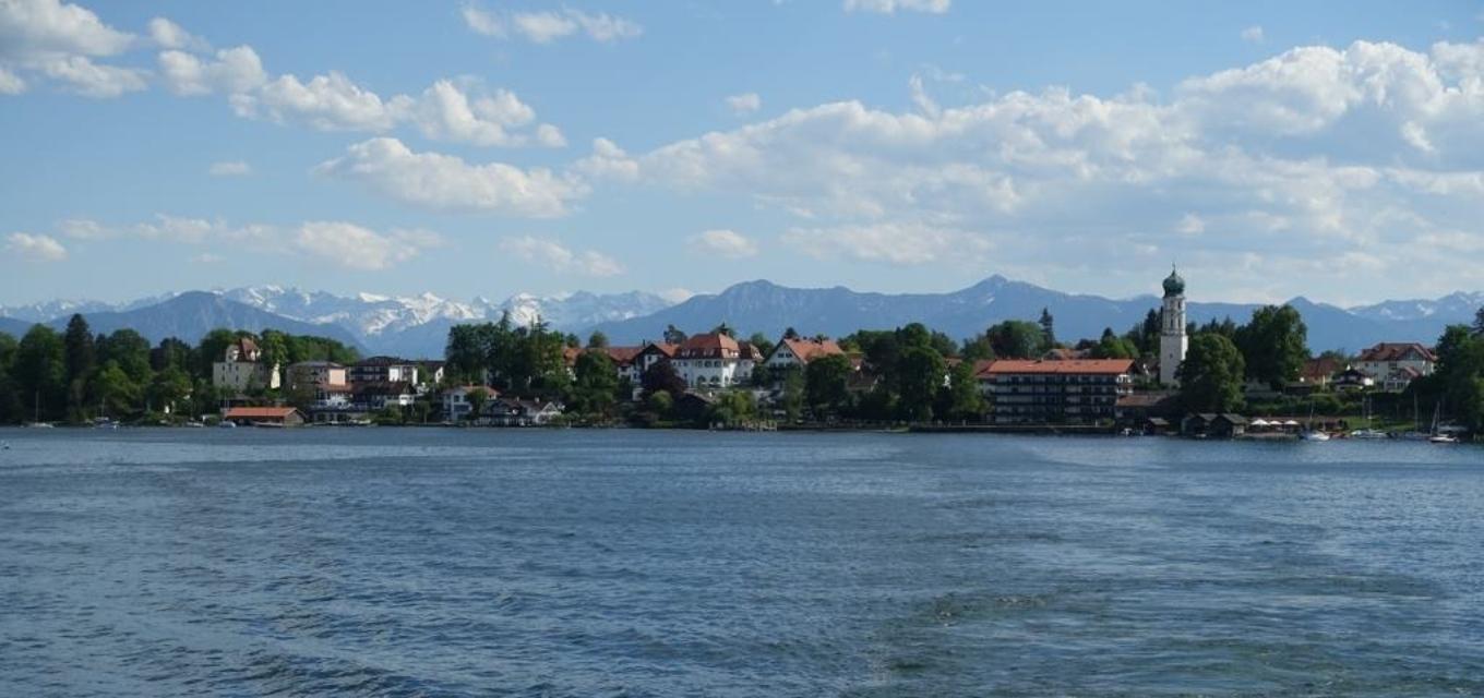 Die Region zwischen der geschäftigen Kreisstadt Weilheim und dem Starnberger See ist geprägt von lang gestreckten Hügelketten und zahlreichen kleinen Seen und Mooren.  