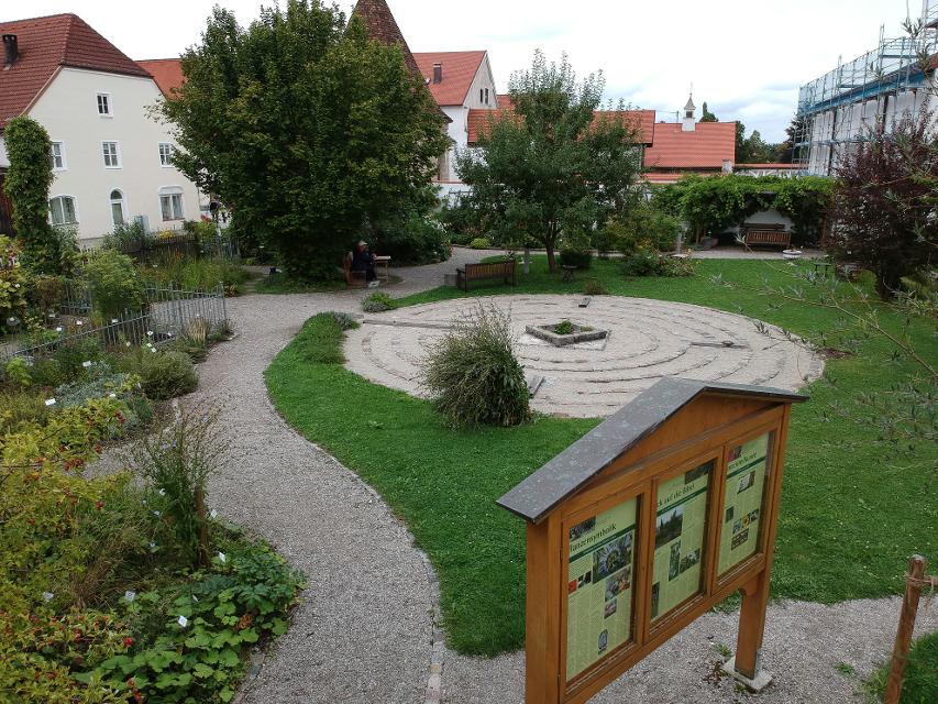 Auf der Südseite des Welfenmünsters befindet sich der liebevoll gestaltete Klostergarten. Der einstige Pfarrgarten wurde 2008 in einen Lehr- und Meditationsgarten umgestaltet. Er ist immer für Besucher geöffnet.