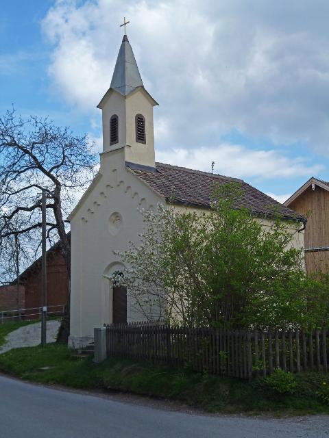 Die Dorfkapelle St. Anna in Egenried wurde Mitte des 19. Jahrhunderts im neuromanischen Stil erbaut.