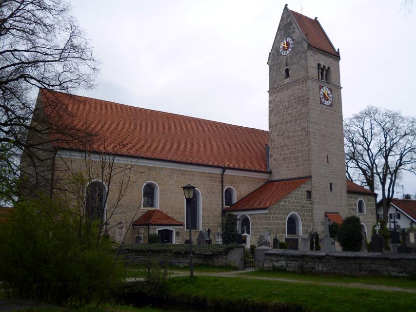 Die Pfarrkirche St. Magnus in Huglfing ist im Kern ein spätgotischer Bau, der jedoch im Laufe der Zeit mehrmals umgestaltet wurde.