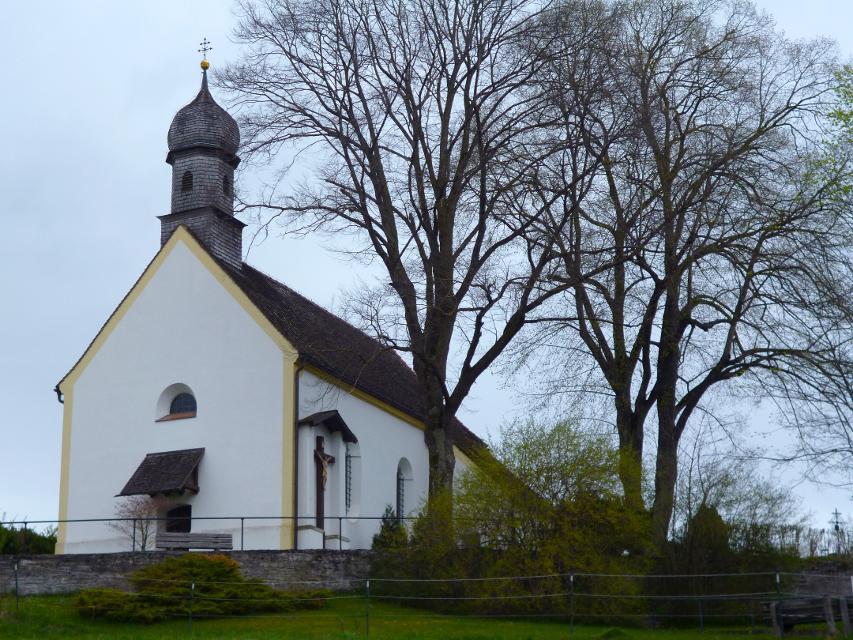 Die auf einem Hügel oberhalb von Huglfing thronende Friedhofskirche St. Johann ist gleichzeitig Wallfahrtskirche. Sie wurde 1711 erbaut.