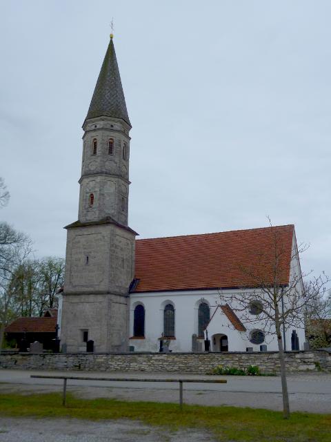 Die Filialkirche St. Michael in Berg wurde im 17. Jahrhundert erbaut. Um 1710 fand eine barocke Umgestaltung der ursprünglich spätgotischen Kirche durch den Pollinger Stukkateur Benedikt Perghofer statt.