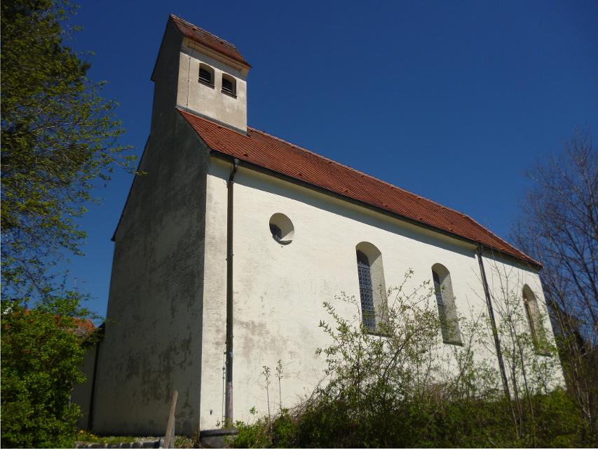 Die Peter- und Paul-Kapelle im Schongauer Ortsteil Dornau vereint romanische, gotische und barocke Stilelemente. 