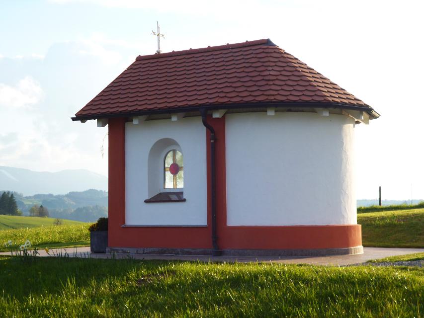 Kleine Kapelle vor einem prächtigen Alpenpanorama.