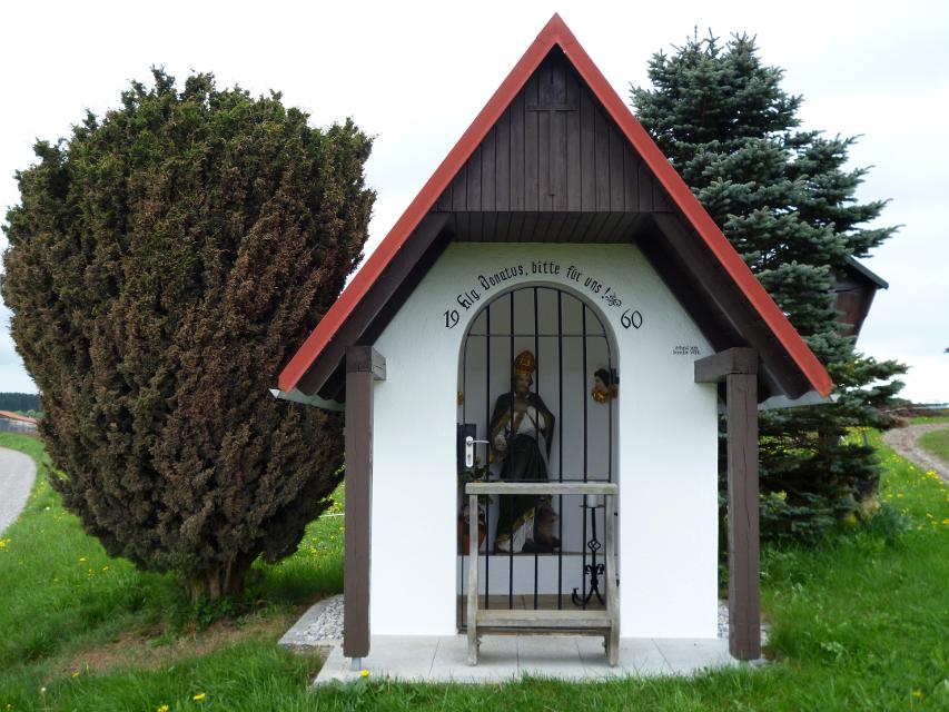 Die kleine Kapelle, die dem heiligen Donatus geweiht ist, wurde 1960 von einer Familie Völk südwestlich von Altenstadt erbaut.