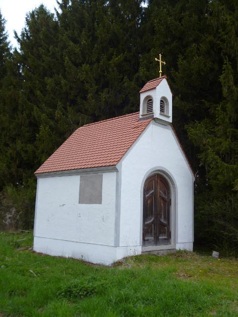 Die kleine Wegkapelle befindet sich in einem kleinen Waldstück südlich von Altenstadt.