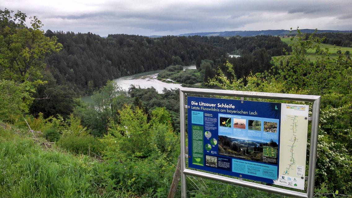 Die Litzauer Schleife östlich von Burggen ist einer der wenigen unverbauten Flussabschnitte des Lechs in ganz Bayern. In dem unter Naturschutz stehenden Gebiet ist der Lech bis heute ein Wildfluss geblieben. Hier finden Sie auch eine Infotafel des 