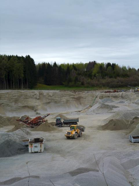 Die Kiesgrube an der Tratstraße liegt im Südosten von Huglfing. Hier wird Kies abgebaut und aufbereitet.