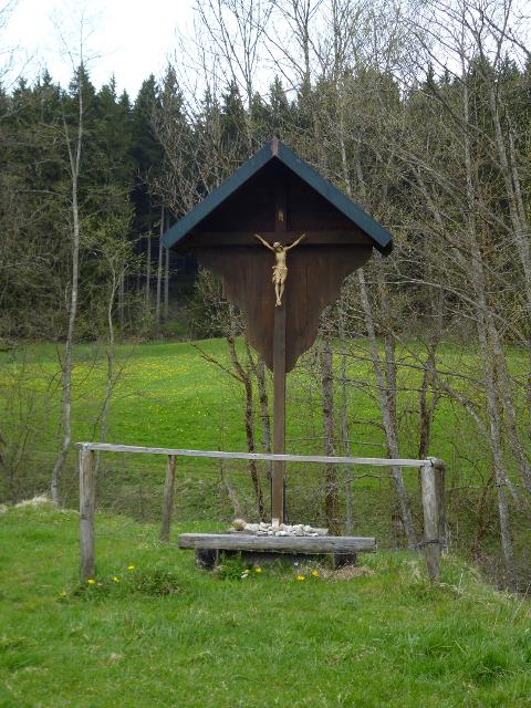 Unscheinbar auf einer Lichtung im Eulenwald gelegen, bietet dieses Wegkreuz Orientierung auf dem teils undeutlich erkennbaren Weg zwischen Steingaden und der Wieskirche.