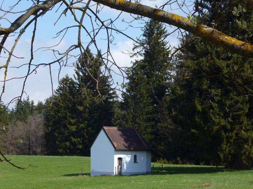 Die kleine Feldkapelle aus dem 18. Jahrhundert befindet sich nur wenig nördlich des Weilers Resle am Waldrand.