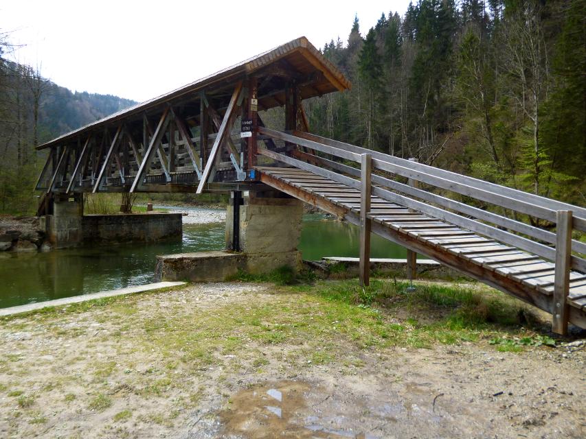 Über den Kalkofensteg gelangen Wanderer von der Ammerschlucht südlich von Peiting zur Schnalz nördlich von Böbing. Weite Kiesbänke locken rund um die überdachte Holzbrücke zu einer Rast. Auf der Westseite der Brücke befinden sich die einzigartigen Kalk-Sinterterrassen. Außerdem kann man hier in d...