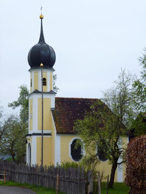 Die barocke Dreifaltigkeitskapelle im Wildsteiger Ortsteil Holz wurde erst 1969 erbaut. Das schmucke Kirchlein steht direkt am Straßenrand.