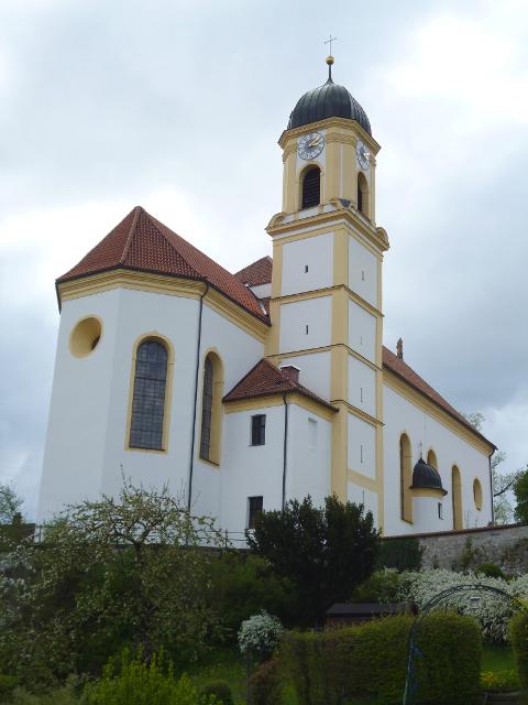 Die im Stil des Barock gebaute Bernbeurer Pfarrkirche ist dem Schutzheiligen der Flößer, dem heiligen Nikolaus, geweiht.