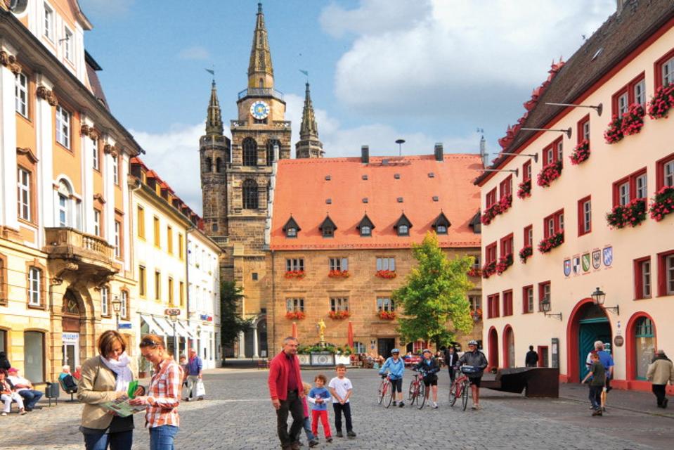 Ansbach ist das Zentrum der Region. In der Regierungshauptstadt von Mittelfranken laden die Fußgängerzone in der historischen Altstadt und das Brückencenter zum Shoppen und Bummeln ein. Die Hohenzollernresidenz, der Hofgarten und das Markgrafenmuseum sind unbedingt sehenswert und Stadtführunge...