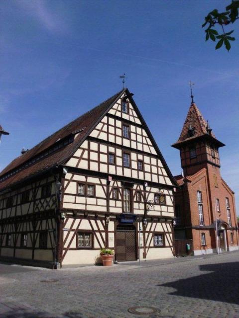 Im „Ochsenhof“, einem stattlichen Fachwerkbau, einst Getreidekasten aus dem Jahr 1537, ist eine umfangreiche Sammlung zur Volkskunde der ehemals freien Reichsstadt Windsheim untergebracht.