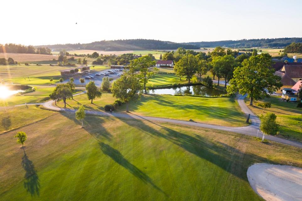 Der Golfpark Rothenburg-Schönbronn zählt unter Golfern bereits als Perle Mittelfrankens. 
                 title=