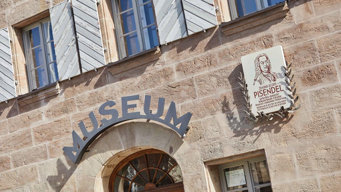 Im ehemaligen Fachwerkrathaus, das nach den Zerstörungen des Dreißigjährigen Krieges 1668 bis 1674 wieder aufgebaut wurde, ist in unmittelbarer Burgnähe das Historische Museum untergebracht.