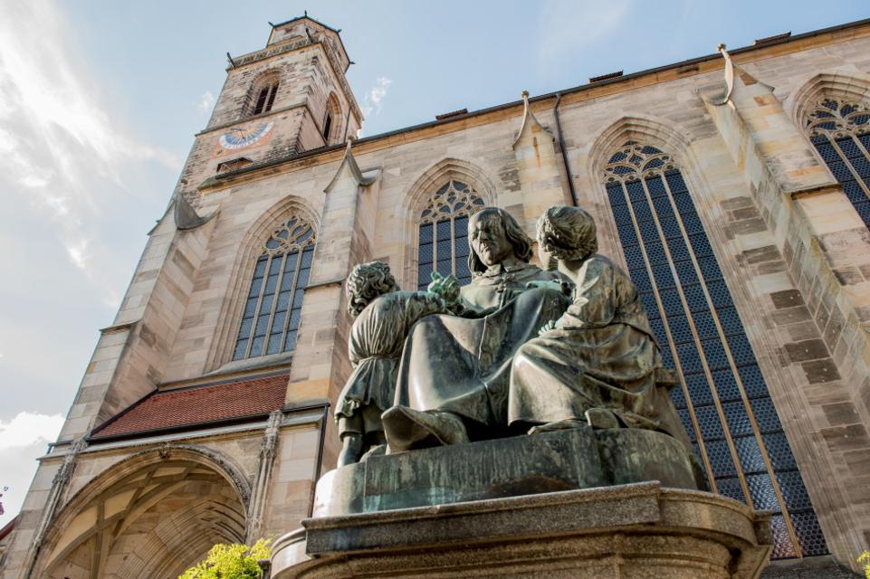 Das Münster St. Georg liegt in der Dinkelsbühler Innenstadt und wurde von 1448 bis 1499 im Stil der Spätgotik von Nicolaus Eseler erbaut.