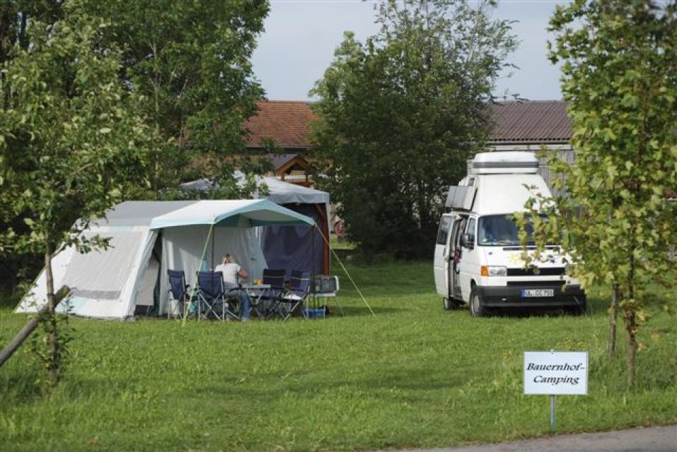 Drei Plätze für Zelte oder Wohnmobile auf einer Wiese am Bauernhof in Dornhausen bei Geslau. 