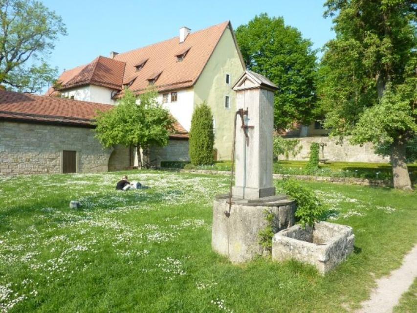 Der Rothenburger Klostergarten ist der Garten des ehemaligen Dominikanerinnenklosters, das heute das RothenburgMuseum beheimatet.