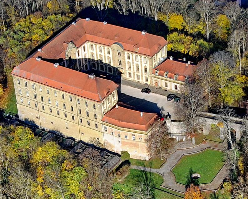 Schloss der Fürsten zu Hohenlohe-Schillingsfürst: Barockmuseum, Fürstlicher Falkenhof, Liszt Akademie, Fürstliche Hochzeit.