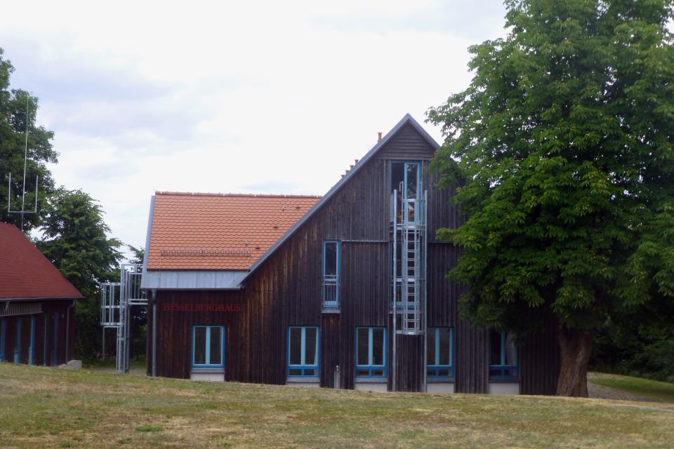 Das Haus liegt unterhalb des Gipfels des Hesselberges, dem höchsten Berg Mittelfrankens. Besonders geeignet für Kinder- und Jugendfreizeiten sowie Schulklassen.
