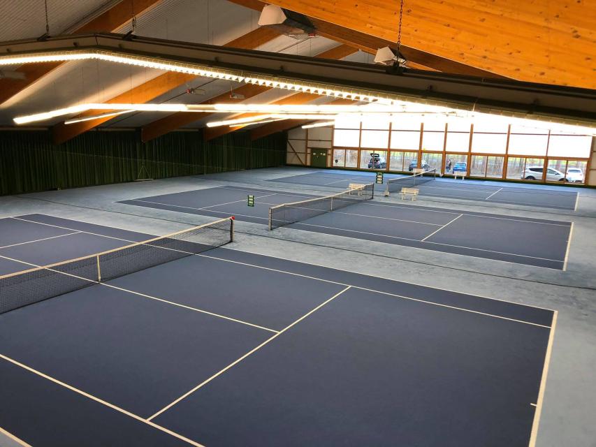 Der SV Weiherhof bietet in seiner Tennishalle auf drei Hallenplätzen Tennis für Jedermann an.