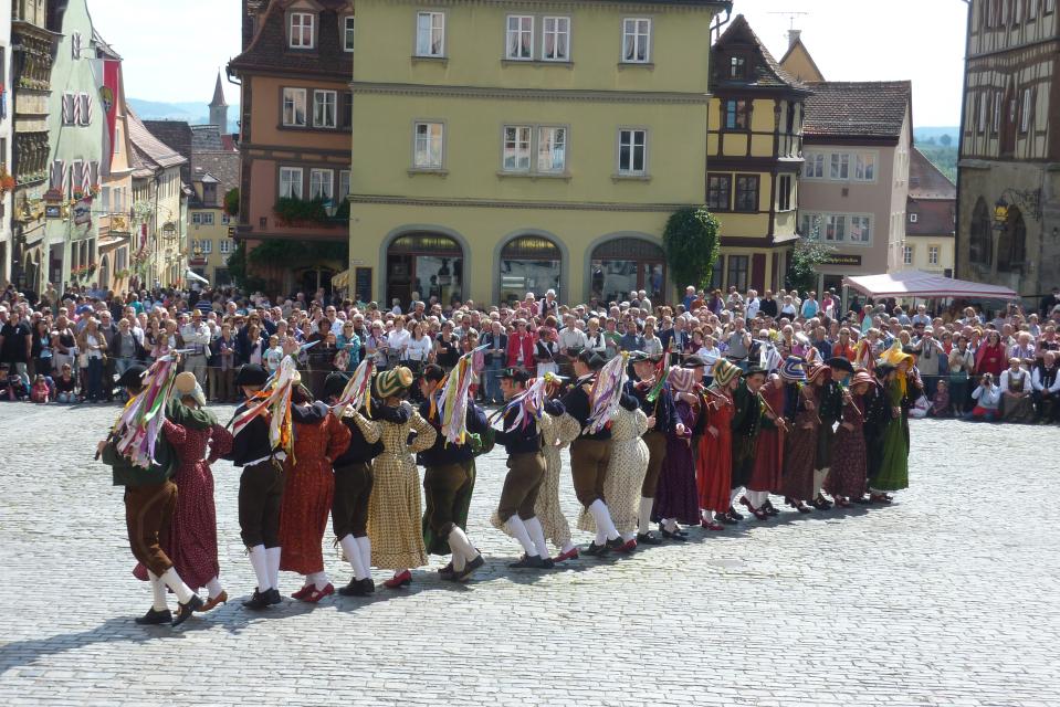 Der Schäftertanz hat in Rothenburg o.d.T. eine lange Tradition. Schon im Mittelalter spielten Schäferei und Wollhandel eine wichtige Rolle im Leben der Stadt.
                 title=