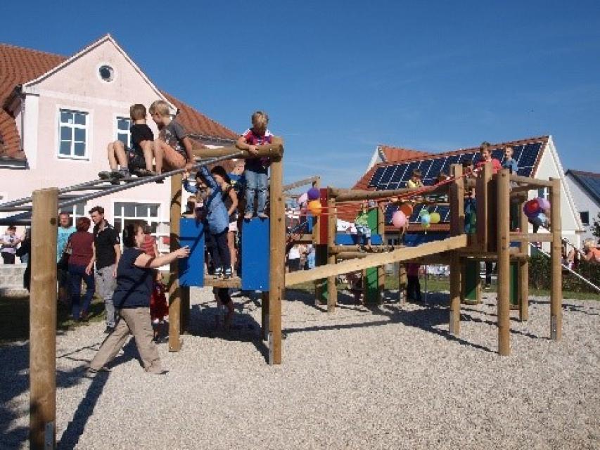 Der 2016 neu erbaute Spielplatz in unmittelbarer Nähe der Grundschule und des Kindergartens Großenried, bietet den Kindern die Möglichkeit sich auf einer Kletteranlage auszutoben. 