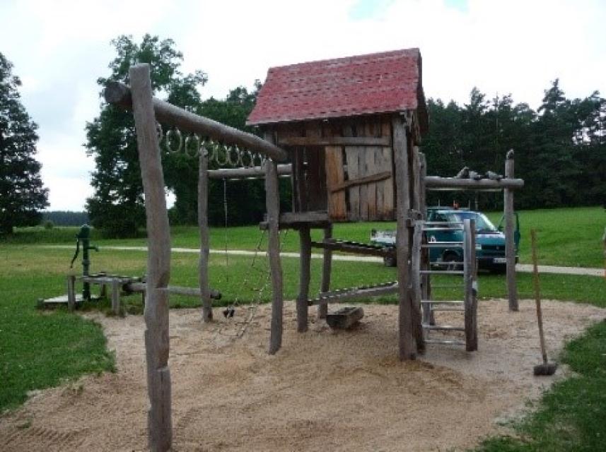 Idyllisch gelegen, am ausgebauten Bade- und Angelweiher mit Liegewiesen und Kiosk befindet sich der Spielplatz „verwunschene Mühle“