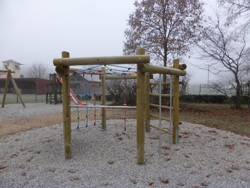 Direkt am Feuerwehrhaus und der Ortsmitte gelegen befindet sich der 2016 erweiterte Spielplatz in Liebersdorf. 