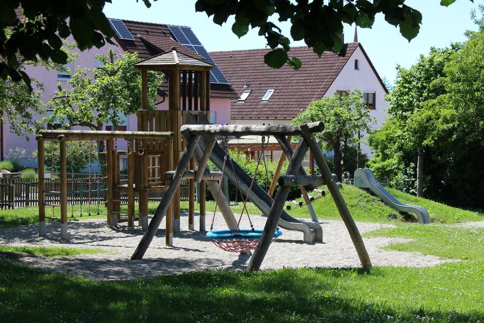 Für Jung und Alt bietet der Mehrgenerationenspielplatz in der Altenstattstraße in Colmberg vielfältige Möglichkeiten Geschicklichkeit, Ausdauer,Koordination und Beweglichkeit spielerisch zu fördern.