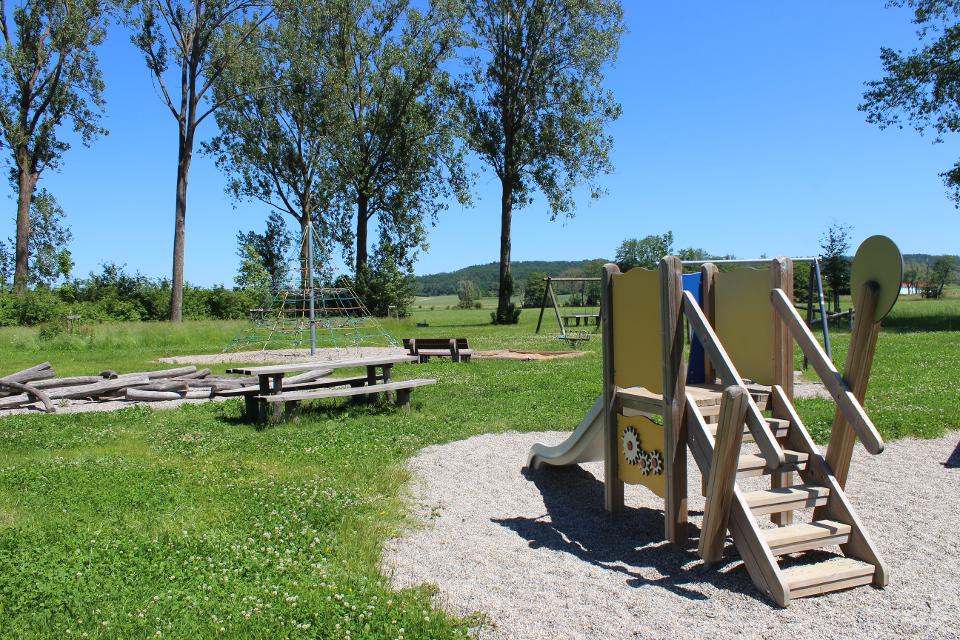 Der naturnahe und großzügig angelegte Spielplatz in Binzwangen wurde 2017 im Rahmen des Dorfwettbewerbs neu angelegt.