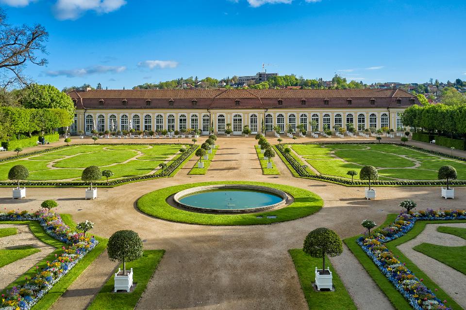 Die Orangerie wurde Anfang des 18. Jh. in Anlehnung an französische Vorbilder von Carl Friedrich von Zocha erbaut, der die Nordseite den Kolonnaden des Louvre und die Südseite dem Grand Trianon in Versailles nachempfand. Zur gleichen Zeit wurde auch der Hofgarten, der schon seit 1535 bestand, ...