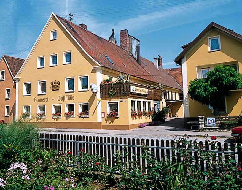 Gasthof mit Brauerei im Romantischen Franken, Einzel bis Dreibettzimmer und Ferienwohnung für bis zu vier Personen, Busse auf Voranmeldung