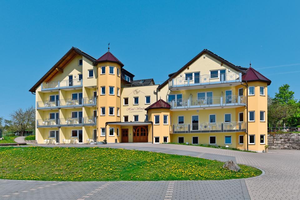 Hotel mit 36 Zimmern, überwiegend mit Balkon oder Terasse; Ladestation für Elektroautos